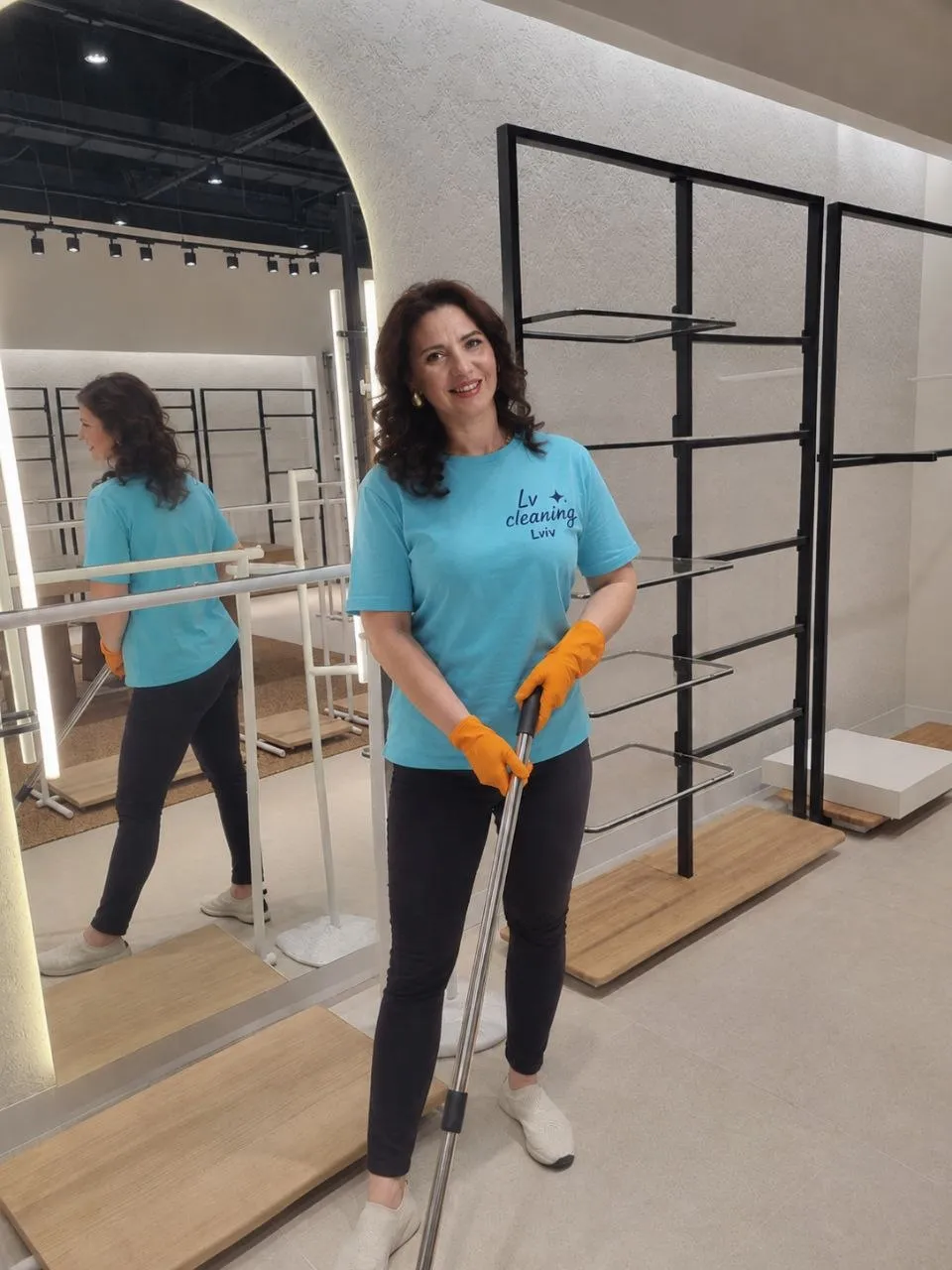 Юлія, засновниця LVClean, з мопом у руках